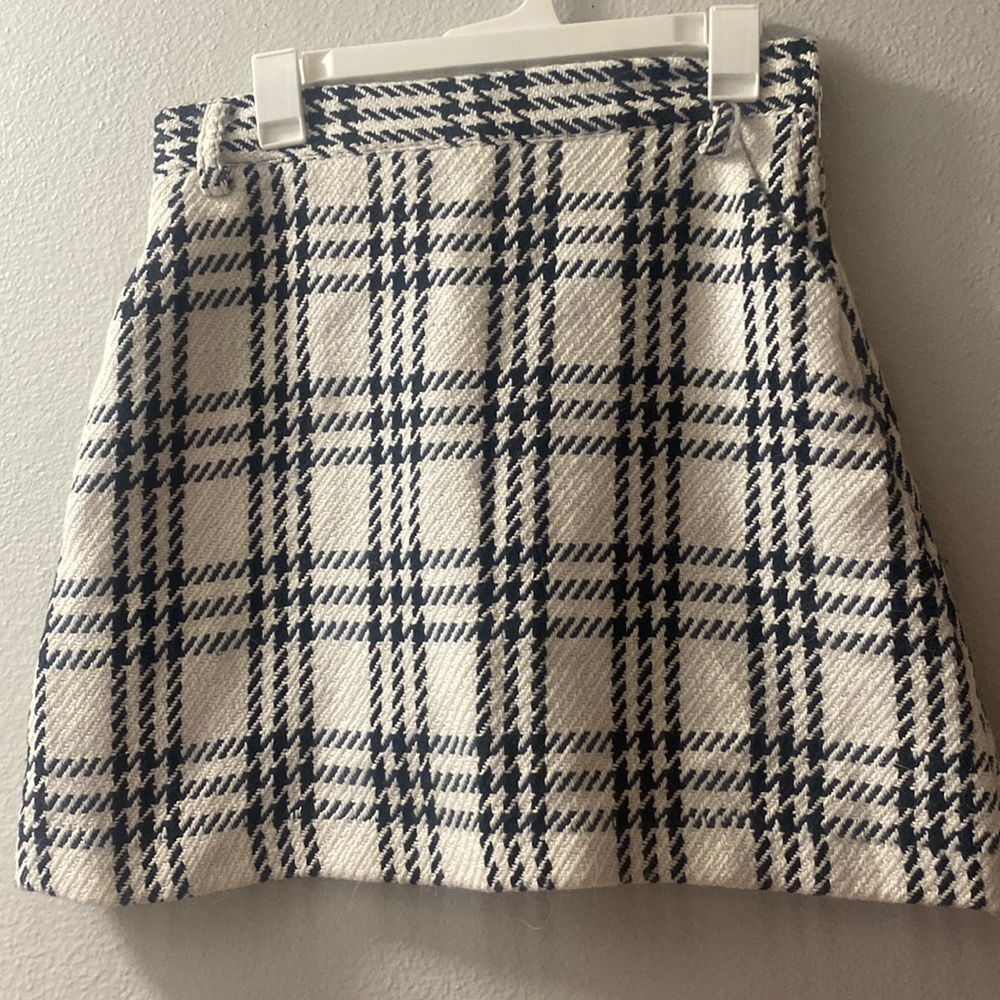 Black and white mini skirt with pockets